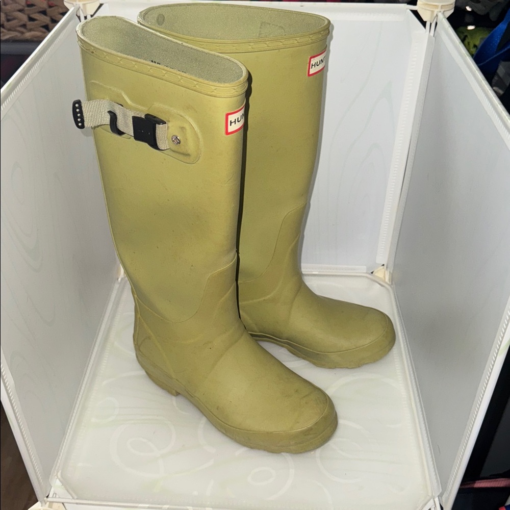 WOMEN’s hunter rain boots size US 5 F
Green - Picture 6 of 6